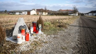 An der Unglücksstelle wurde ein Gedenkstein errichtet, der an die getötete Joggerin (60) ...