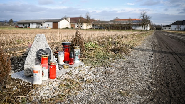 An der Unglücksstelle wurde ein Gedenkstein errichtet, der an die getötete Joggerin (60) ...