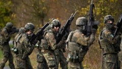 Bundeswehrsoldaten und -soldatinnen bei einer Übung: Waffen und Truppenstärke entscheiden nicht ...