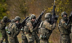 Bundeswehrsoldaten und -soldatinnen bei einer Übung: Waffen und Truppenstärke entscheiden nicht ...