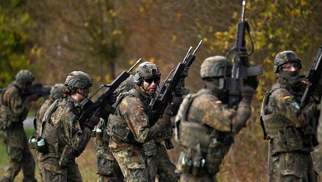 Bundeswehrsoldaten und -soldatinnen bei einer Übung: Waffen und Truppenstärke entscheiden nicht ...