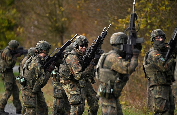 Bundeswehrsoldaten und -soldatinnen bei einer Übung: Waffen und Truppenstärke entscheiden nicht ...