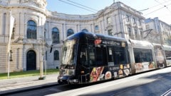 Die Sondergarnitur der Graz Linien vor der Haltestelle Andreas-Hofer-Platz / Joanneumsviertel ...