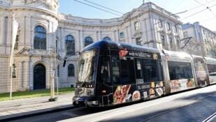 Die Sondergarnitur der Graz Linien vor der Haltestelle Andreas-Hofer-Platz / Joanneumsviertel ...