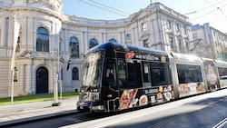 Die Sondergarnitur der Graz Linien vor der Haltestelle Andreas-Hofer-Platz / Joanneumsviertel ...