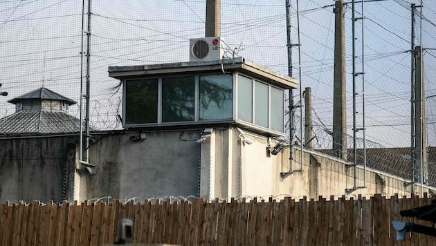 Einer von den beiden Häftlingen, die am Donnerstag aus einem französischen Gefängnis (Bild) ...