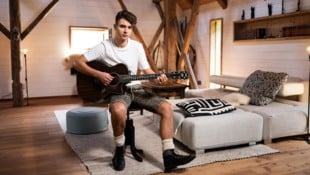 Chris Steger kombiniert Dialekt-Pop mit modernen Sounds. Sein drittes Album heißt „Dahoam“.