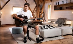 Chris Steger kombiniert Dialekt-Pop mit modernen Sounds. Sein drittes Album heißt „Dahoam“.