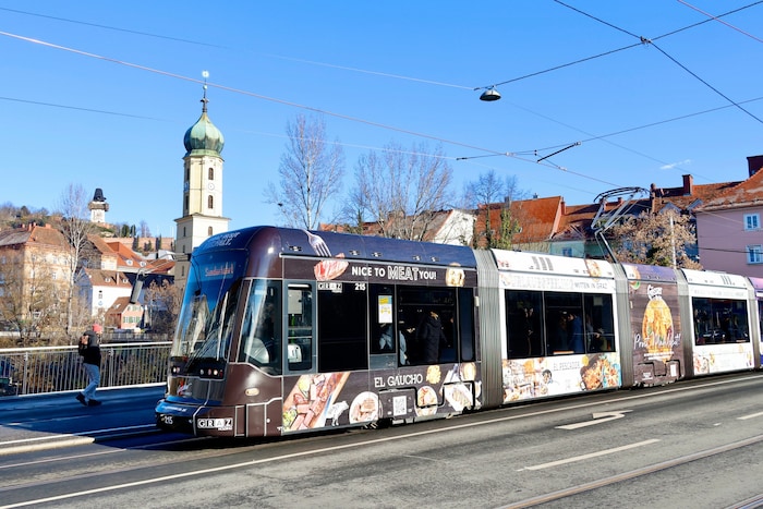 ... und über die Tegetthoffbrücke