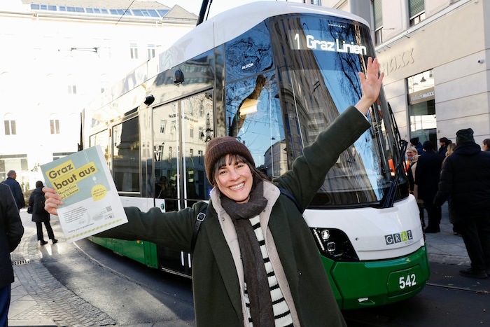 Bilder vom Festakt am Freitag. Die neuen Flexity-Garnituren werden erst ab März im Einsatz sein.