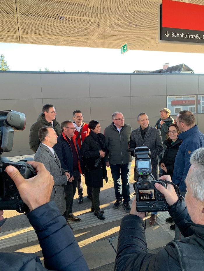 Peter Eder am Bahnhof von Bürmoos mit zahlreichen SPÖ-Vertretern