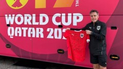 Trainer Hermann Stadler vor dem Teambus und mit den Unterschriften seiner Youngsters