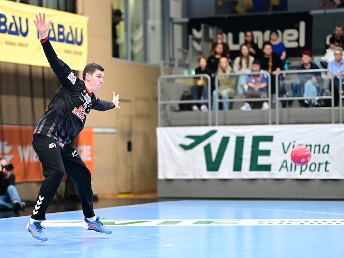 Fivers-Keeper Oleksii Novikov.