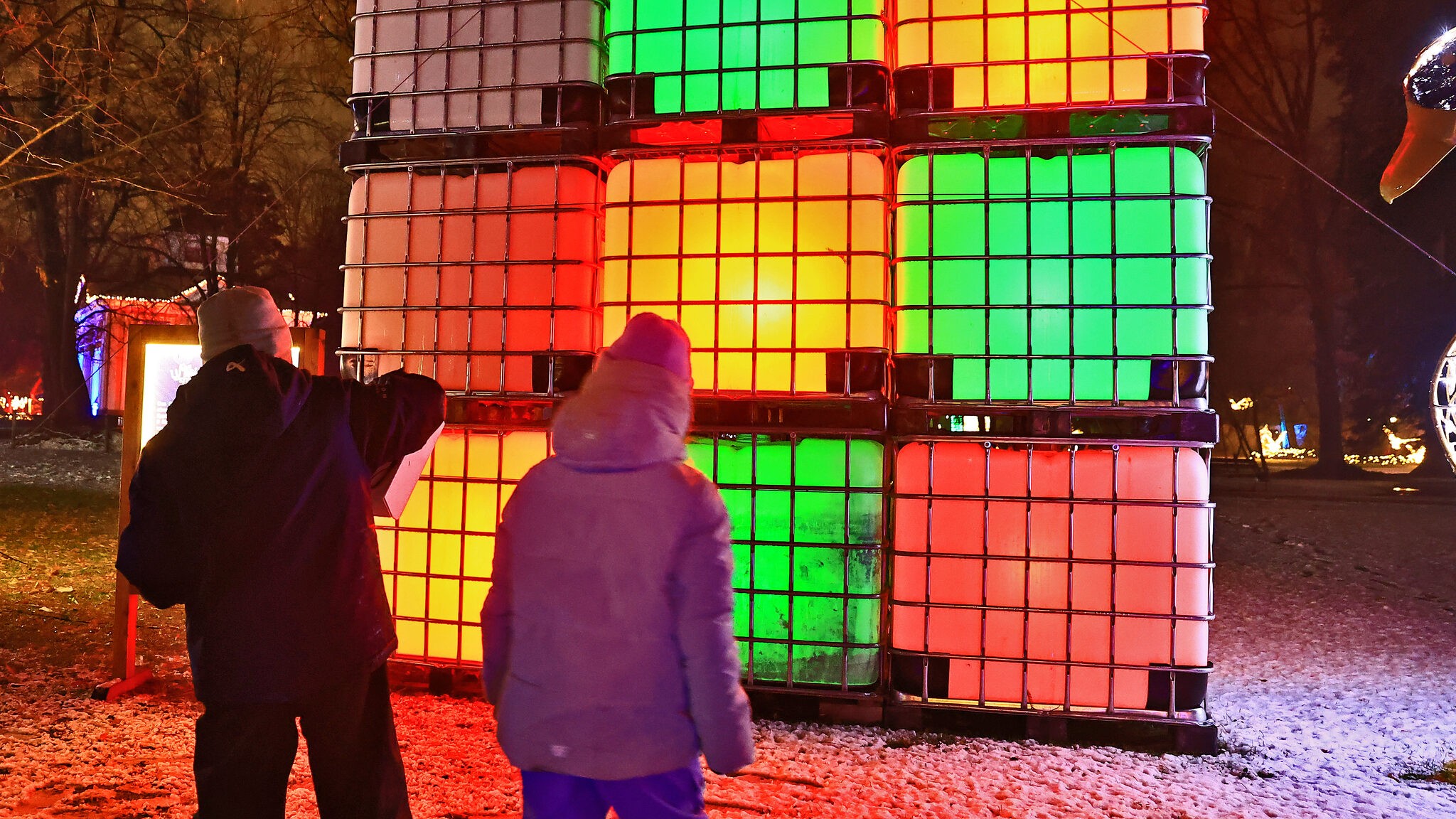 Während sich die Kinder besonders über die Stationen freuen, an denen man Spiele spielen oder ...