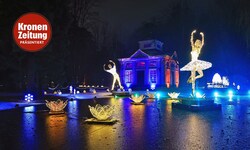 Auf dem See direkt vor dem Pavillon setzt „Lumagica“ zwei Balletttänzer in Szene.