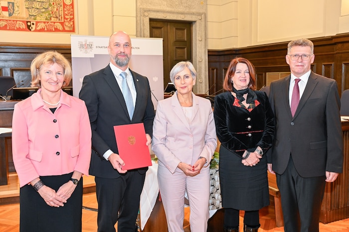 Margit Wachberger, Christian Pawle, Justizministerin Anna Sporrer, Michaela Schnell und Johann ...