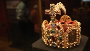 Die Reichskrone des Heiligen Römischen Reiches ist ein Symbol für die Macht, die seit dem ...