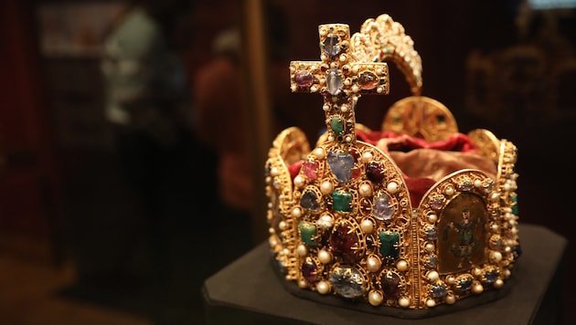 Die Reichskrone des Heiligen Römischen Reiches ist ein Symbol für die Macht, die seit dem ...