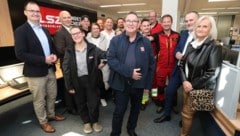 „Krone“-Reporter Christian Schulter umringt von der Familie und seinen Lebensrettern