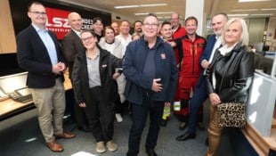 „Krone“-Reporter Christian Schulter umringt von der Familie und seinen Lebensrettern