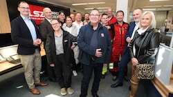 „Krone“-Reporter Christian Schulter umringt von der Familie und seinen Lebensrettern