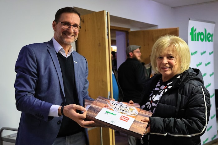 Walter Grasshoff (Tiroler Versicherung) übergab Teilnehmerin Martha Lanthaler eine Watter-Box.