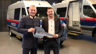 Helmut Tomac (links) und Joe Empl bei der erfolgten Übergabe am Freitag