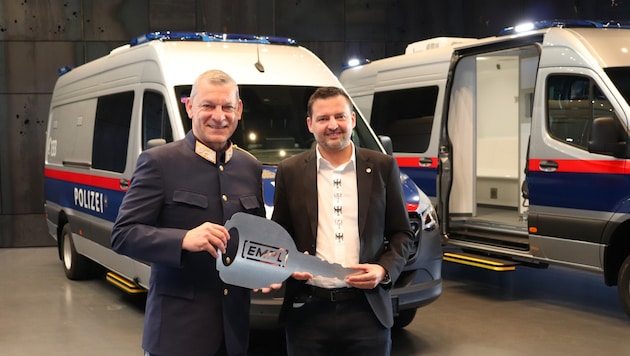 Helmut Tomac (links) und Joe Empl bei der erfolgten Übergabe am Freitag