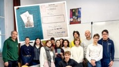 Geschichtslehrer Matthieu Delatte (3. v. re.) und Deutschlehrer Bernard Jeanningros (li.) und ...