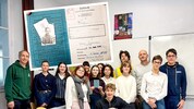 Geschichtslehrer Matthieu Delatte (3. v. re.) und Deutschlehrer Bernard Jeanningros (li.) und ...
