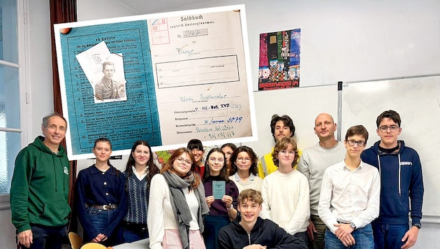 Geschichtslehrer Matthieu Delatte (3. v. re.) und Deutschlehrer Bernard Jeanningros (li.) und ...