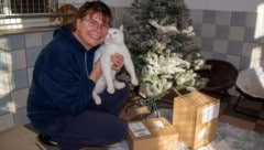 Claudia Herka mit einem ihrer Schützlinge. Sie hofft auf viele Geschenke für ihre Tiere. 