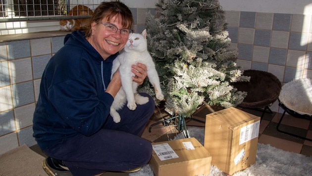 Claudia Herka mit einem ihrer Schützlinge. Sie hofft auf viele Geschenke für ihre Tiere.