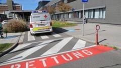 Der schwer verletzte Mann wurde von der Rettung ins Spital eingeliefert.