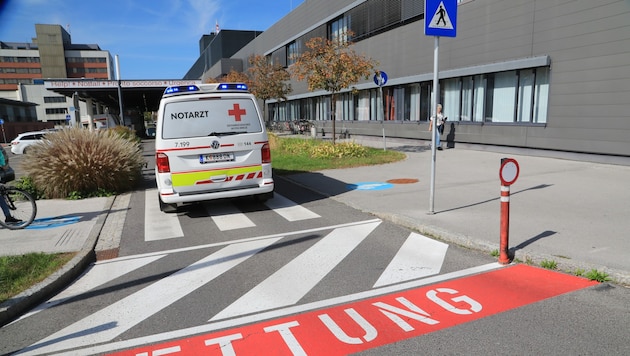 Der schwer verletzte Mann wurde von der Rettung ins Spital eingeliefert.