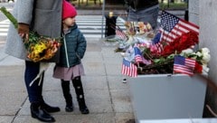 Blumen und Flaggen am Ort der Bluttat in der US-Hauptstadt