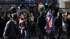 Teils vermummte Demonstranten stürmten die Redaktionsräumlichkeiten.