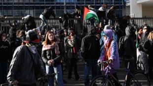 Teils vermummte Demonstranten stürmten die Redaktionsräumlichkeiten.