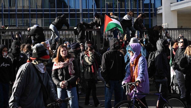 Teils vermummte Demonstranten stürmten die Redaktionsräumlichkeiten.