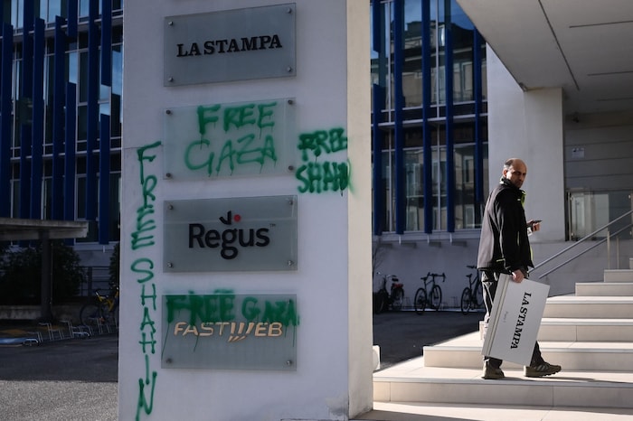 Nicht nur in der Redaktion, auch schon außen wurden Schmierereien hinterlassen.