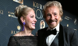 Thomas Gottschalk mit Frau Karina am Roten Teppich vor Beginn der Preisverleihung