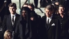Das politische Trauma der USA: Witwe Jackie und Bruder Bobby 1963  bei der Beerdigung des ...