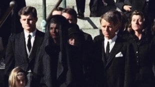 Das politische Trauma der USA: Witwe Jackie und Bruder Bobby 1963  bei der Beerdigung des ...