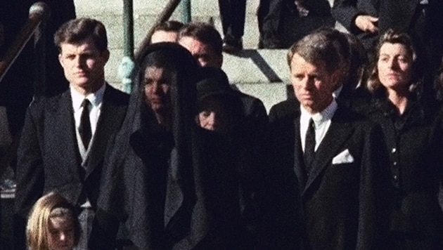 Das politische Trauma der USA: Witwe Jackie und Bruder Bobby 1963 bei der Beerdigung des ...