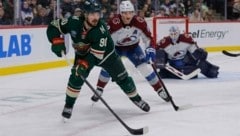 Marcus Johansson (li.) von den Minnesota Wild im Duell mit Cale Makar