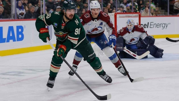 Marcus Johansson (li.) von den Minnesota Wild im Duell mit Cale Makar