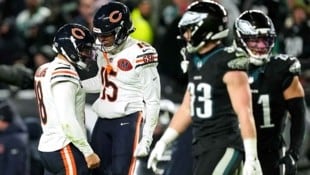 Caleb Williams (li. Nr. 18) und Rome Odunze (Nr. 15) feiern den Sieg mit den Chicago Bears. 