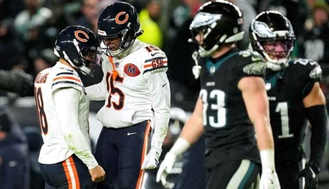 Caleb Williams (li. Nr. 18) und Rome Odunze (Nr. 15) feiern den Sieg mit den Chicago Bears. 