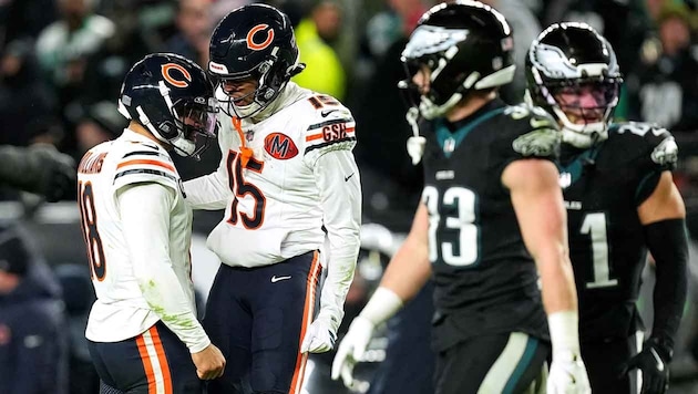 Caleb Williams (li. Nr. 18) und Rome Odunze (Nr. 15) feiern den Sieg mit den Chicago Bears.