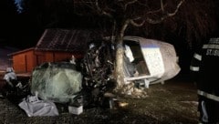 Das Fahrzeug stürzte über eine Böschung und wurde von einem Baum gestoppt.